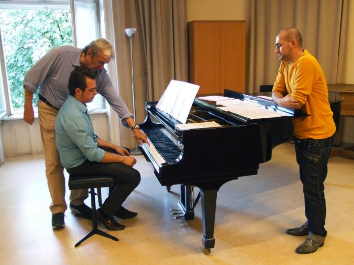 Working on an Aria together with Ruggero Raimondi at a Mozarteum Salzburg Masterclass in 2010 Image